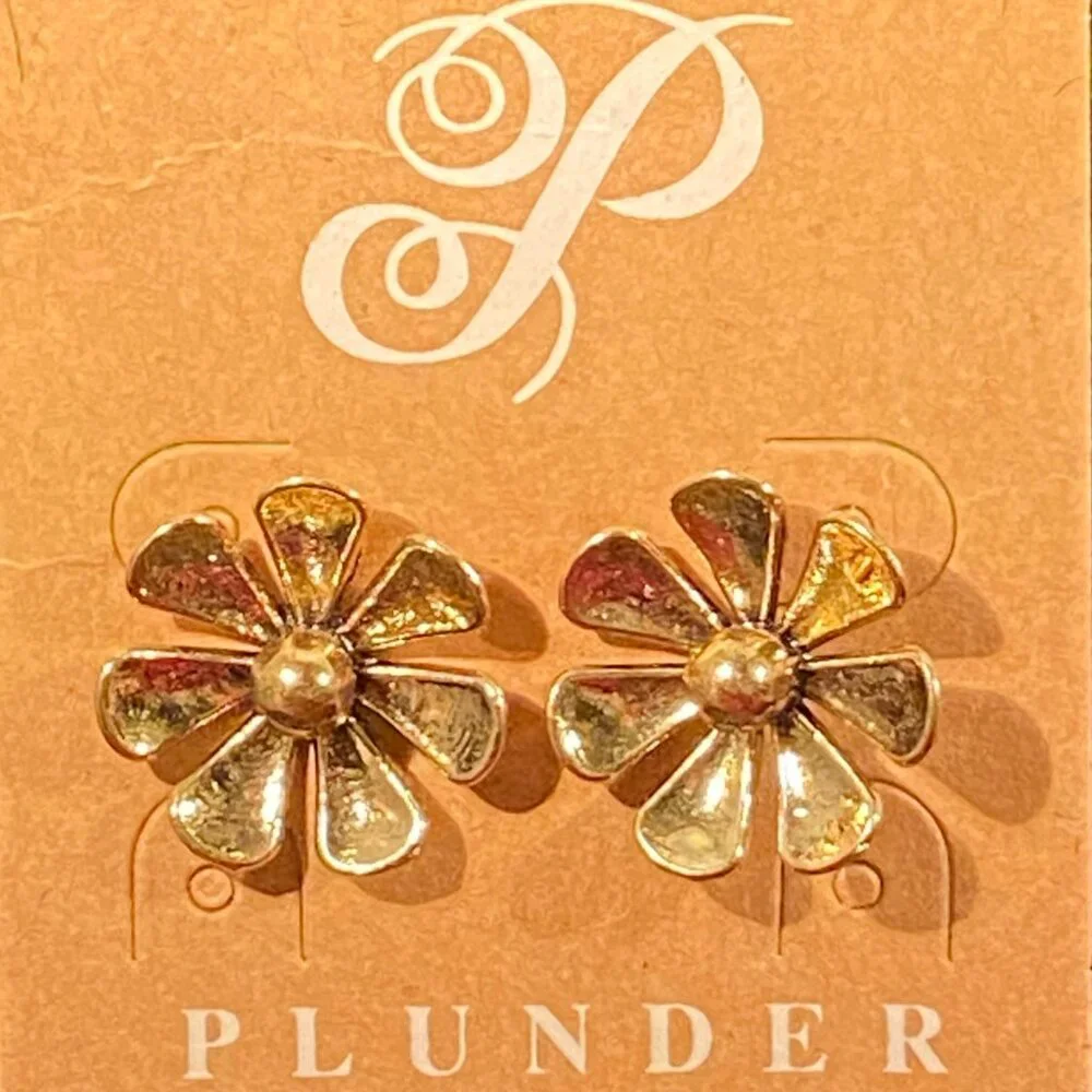 NWT Plunder Flower-shaped Stud Earrings